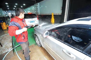 傳統(tǒng)生計遭遇行業(yè)寒冬 80元一洗需支付一輛車竟燒10升油錢（青島計費調(diào)查引發(fā)的熱議）